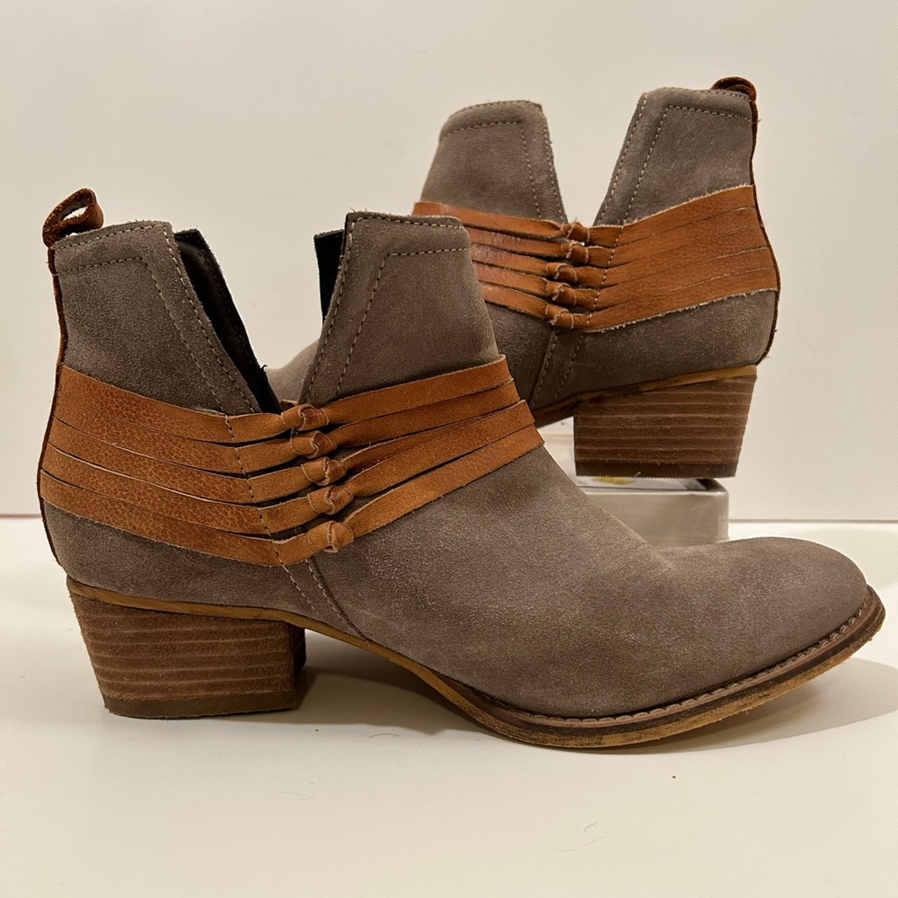 Diba True Sly Fox Suede Ankle Boots Dust Gray/ Cognac Straps Size 9.5 M
